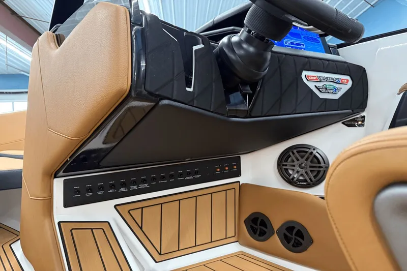 Slide: The Image of Nautique Super Air Nautique S21 2026 - 85