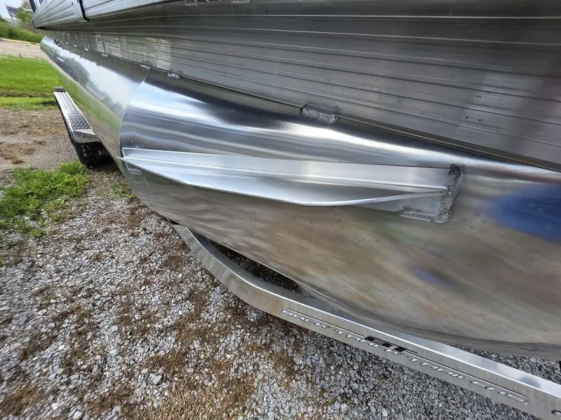 Slide: The Image of 2025 Veranda VR22RC XL Tri-Toon pontoon boat, close-up of aluminum hull detail. - 41