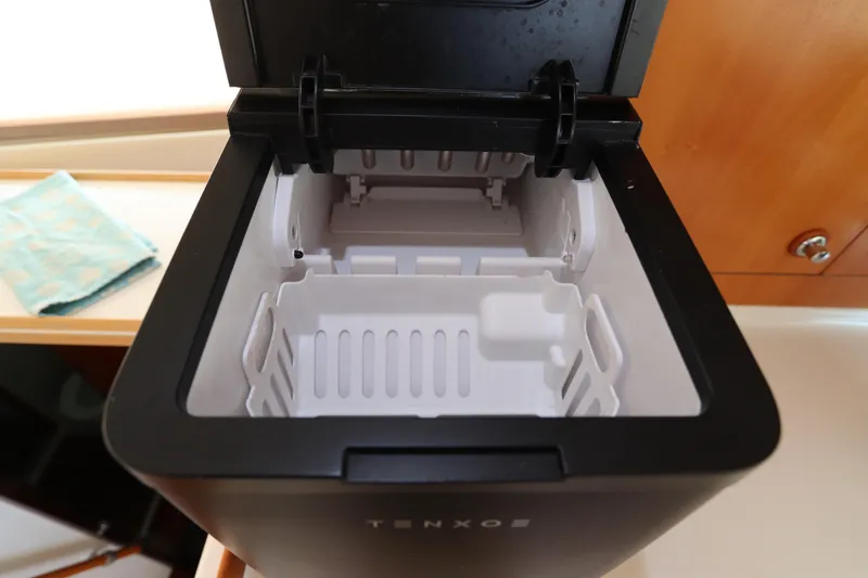 Slide: The Image of Lagoon 380 2001 - 51