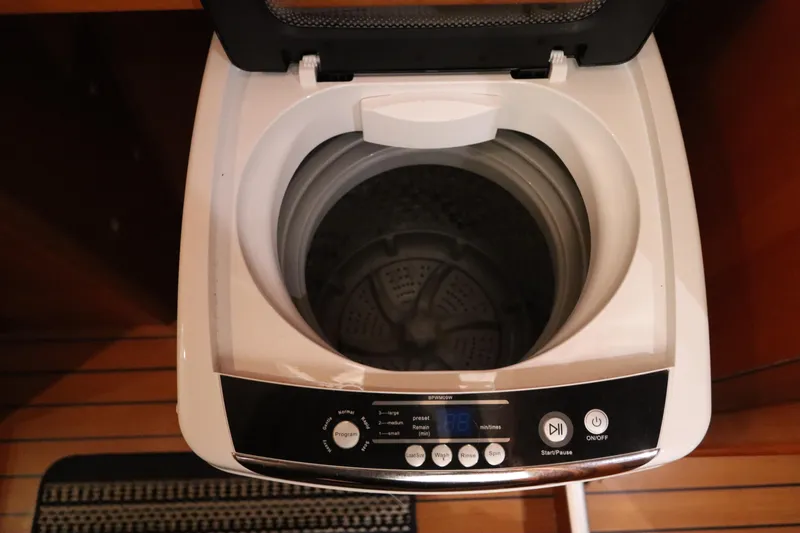 Slide: The Image of Lagoon 380 2001 - 60