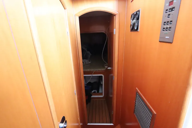 Slide: The Image of Lagoon 380 2001 - 75