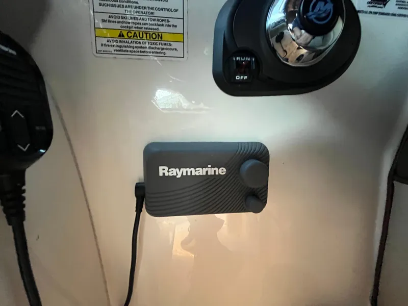 Slide: The Image of Raymarine device on 2014 Sea Ray 260 Sundancer boat dashboard. - 19