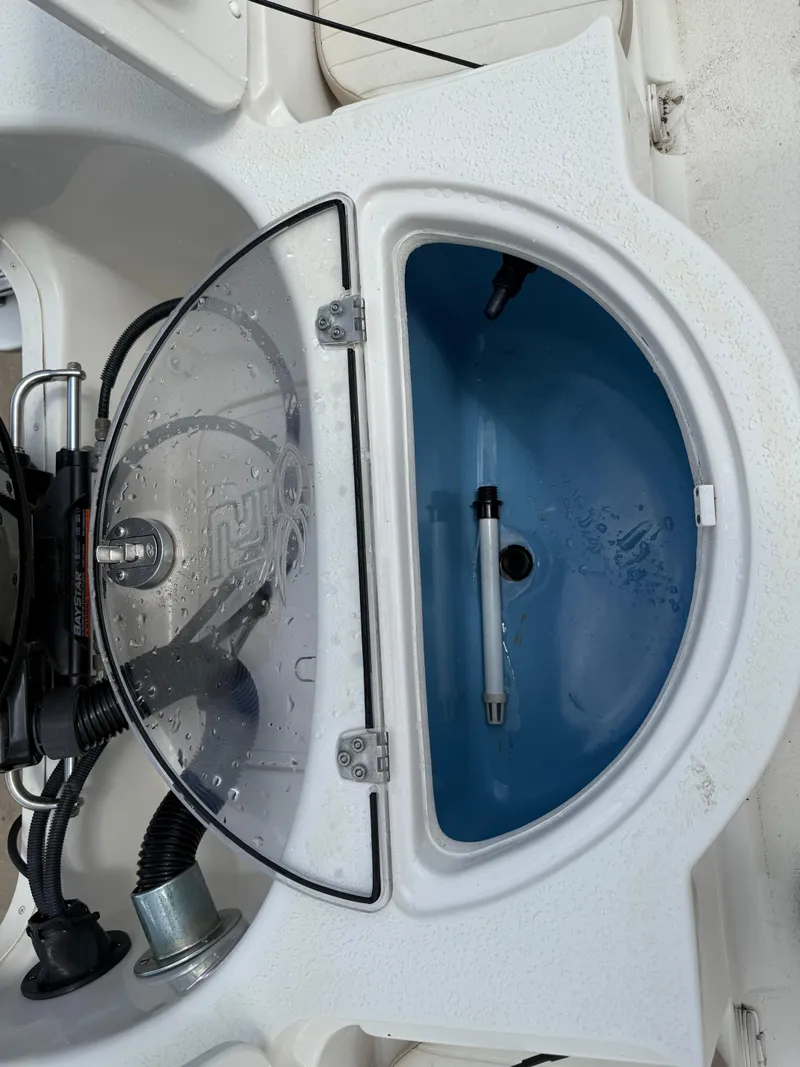 Slide: The Image of Livewell compartment on a 2015 Carolina Skiff 19 Sea Skiff boat. - 28