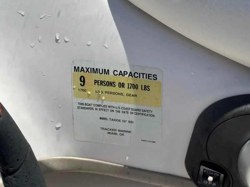 Slide: The Image of Boat capacity label for 9 people or 1700 lbs, Tahoe Q7I model. - 19