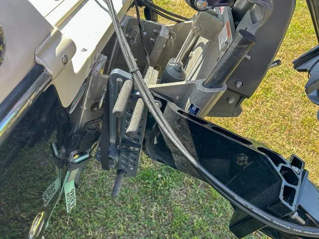 Slide: The Image of Skeeter SX2350 2022 - 16