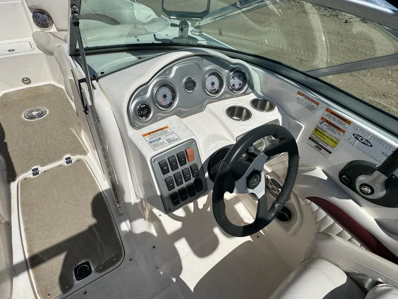 Slide: The Image of Warning label on 2008 Hurricane SunDeck 2400 IO, maximum capacity 10 persons or 1440 lbs. - 11