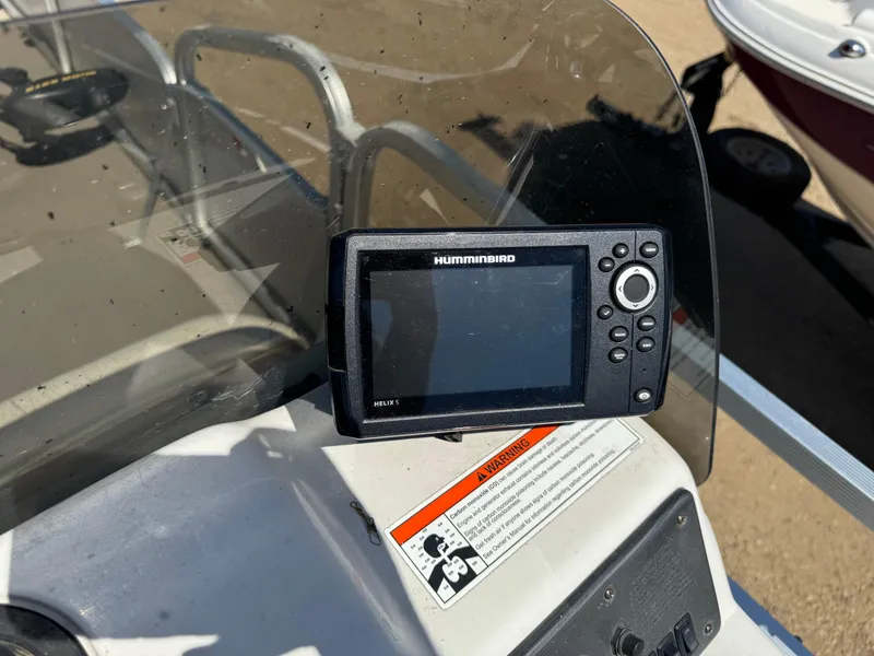 Slide: The Image of Fishfinder on 2008 G3 SunCatcher 228 F&C Vinyl boat dashboard. - 15