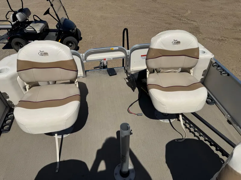 Slide: The Image of Two cushioned seats on a 2008 G3 SunCatcher 228 F&C Vinyl boat deck. - 7