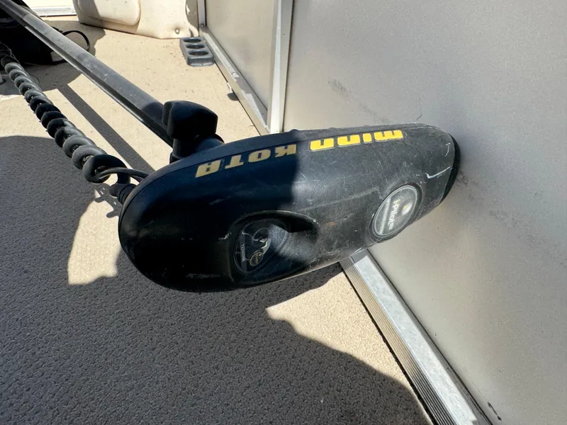 Slide: The Image of Trolling motor on 2008 G3 SunCatcher 228 F&C Vinyl boat deck. - 9