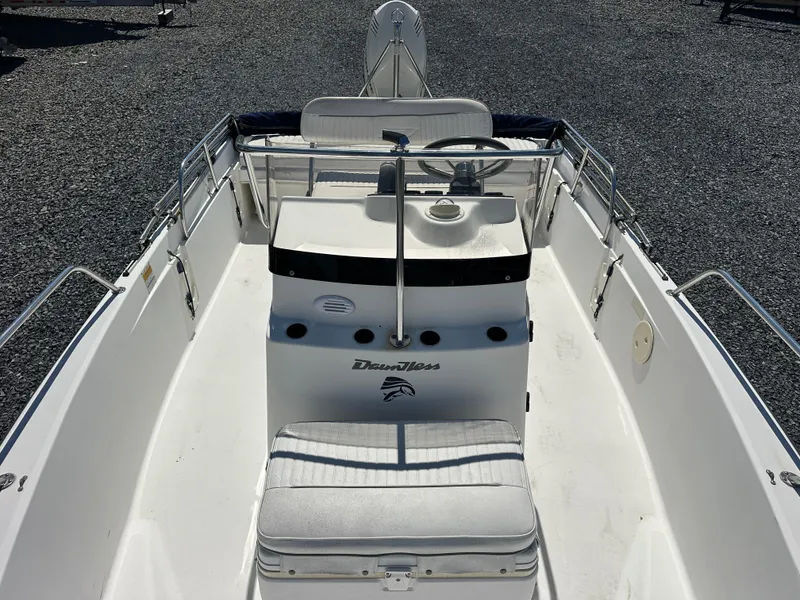 Slide: The Image of 2001 Boston Whaler DAUNTLESS boat interior with steering console and seating. - 14