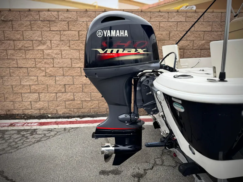 Slide: The Image of 2018 NauticStar 1910 boat with Yamaha VMAX outboard motor. - 5
