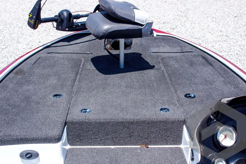 Slide: The Image of 2014 Nitro Z Series Z-7 boat deck with seat and trolling motor. - 16