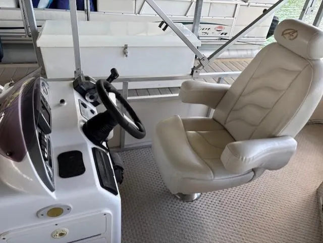 Slide: The Image of Captain's chair and helm of 2007 Avalon Windjammer RC - 22' boat. - 7