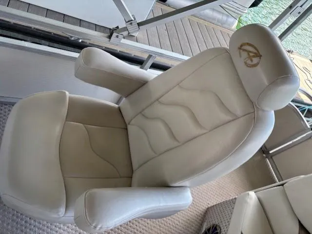 Slide: The Image of Luxurious white captain's chair on 2007 Avalon Windjammer RC boat. - 8