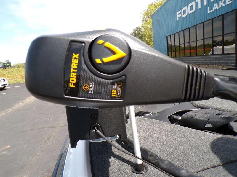 Slide: The Image of Trolling motor control on a 2025 Skeeter ZXR19 boat, near a Footit Lake building. - 16