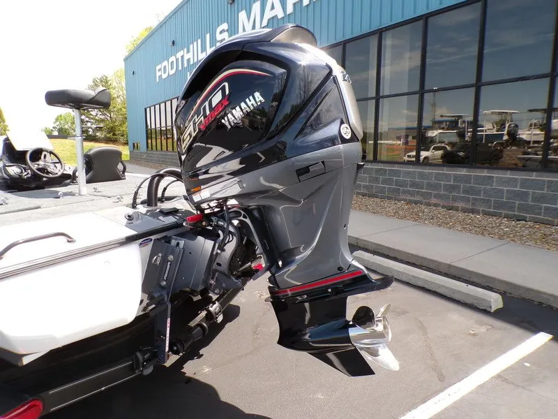 Slide: The Image of 2025 Skeeter ZXR19 boat with Yamaha engine at Foothills Marine dealership. - 20