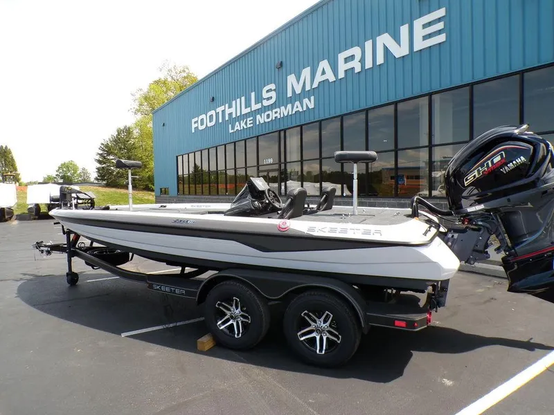 Slide: The Image of 2025 Skeeter ZXR19 boat at Foothills Marine, Lake Norman dealership. - 22