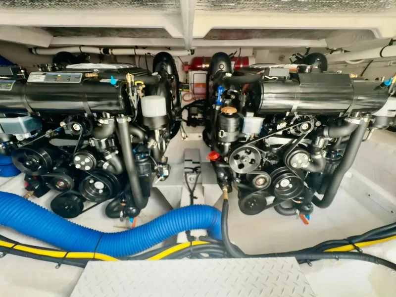 Slide: The Image of Cruisers Yachts 34 GLS I/O 2023 - 60