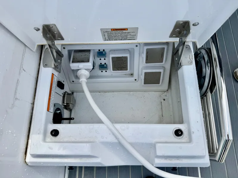 Slide: The Image of Cruisers Yachts 34 GLS I/O 2023 - 61