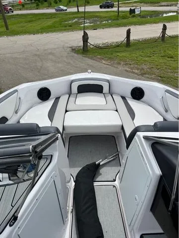 Slide: The Image of 2021 Yamaha Boats AR195 speeding on water with passengers enjoying the ride. - 5