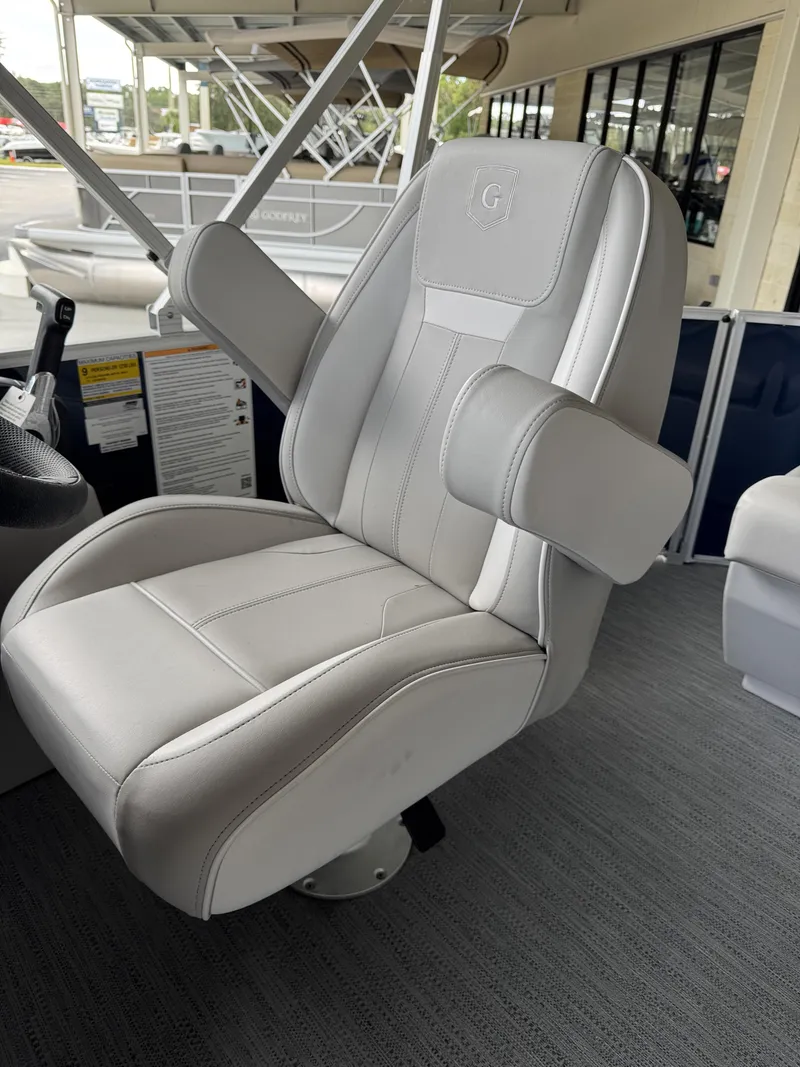 Slide: The Image of Sweetwater Xperience Cruise 1680 CX 2025 - 10