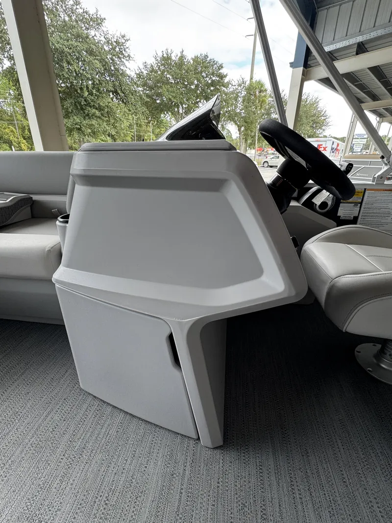 Slide: The Image of Sweetwater Xperience Cruise 1680 CX 2025 - 16