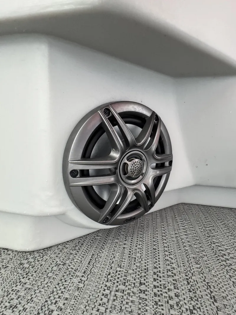 Slide: The Image of Sweetwater Xperience Cruise 1680 CX 2025 - 17