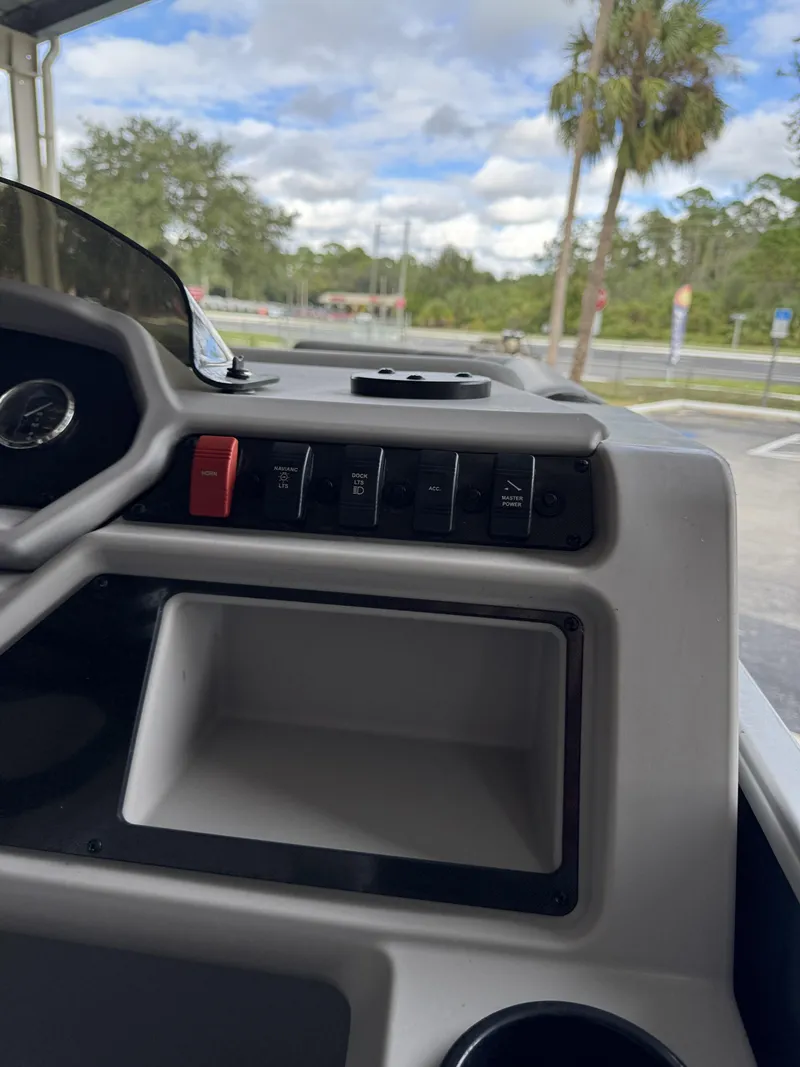 Slide: The Image of Sweetwater Xperience Cruise 1680 CX 2025 - 25