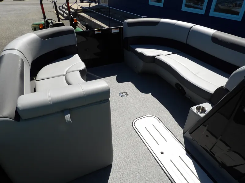 Slide: The Image of Veranda VR22RC 2025 - 14