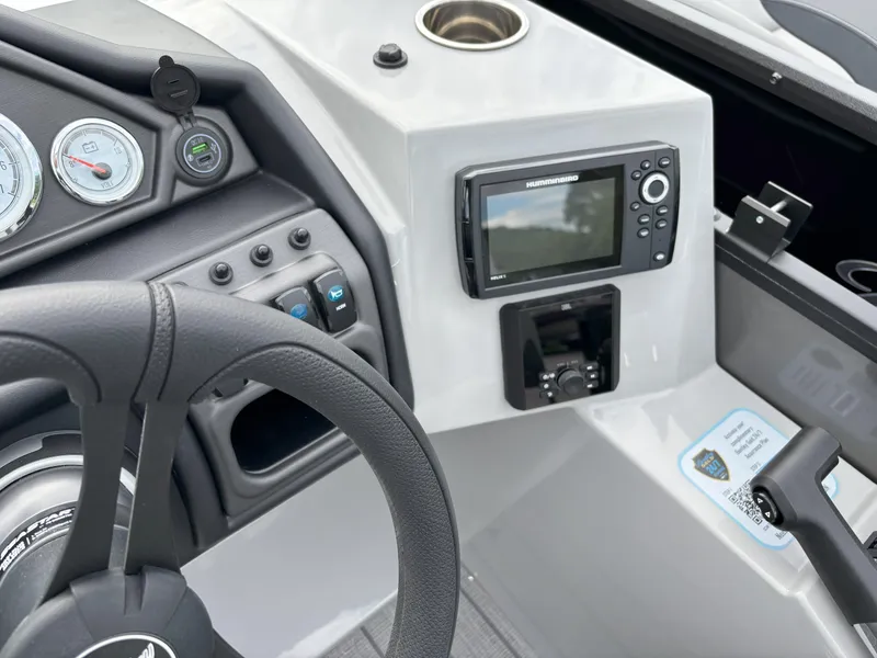 Slide: The Image of Bentley Pontoons Legacy 223 Navigator 2025 - 17