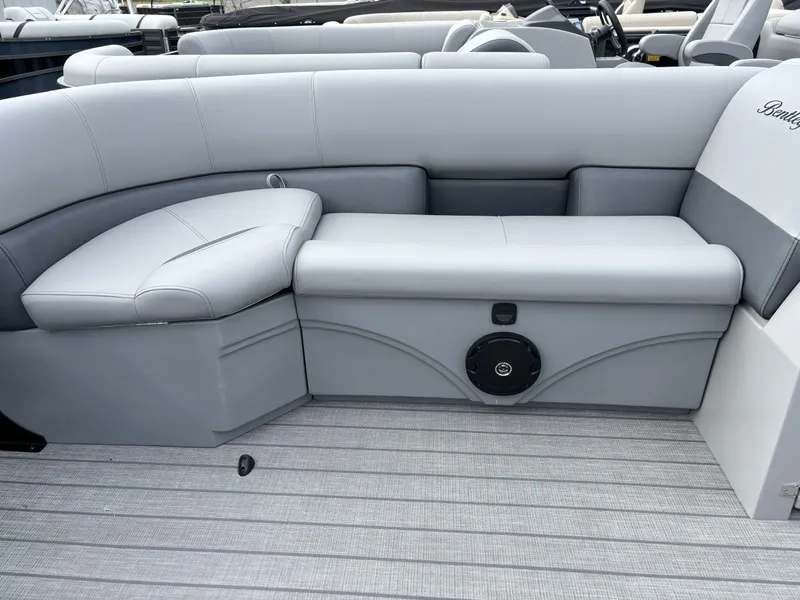 Slide: The Image of Bentley Pontoons Legacy 223 Navigator 2025 - 5