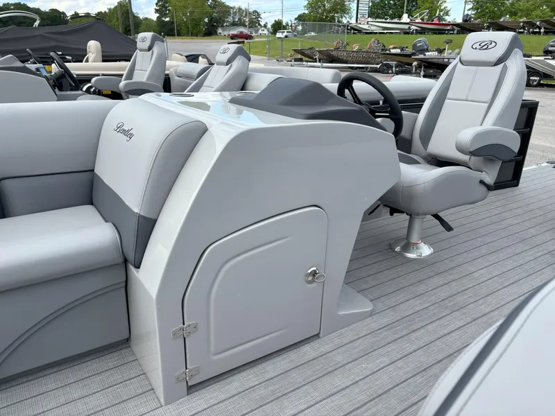 Slide: The Image of Bentley Pontoons Legacy 223 Navigator 2025 - 6