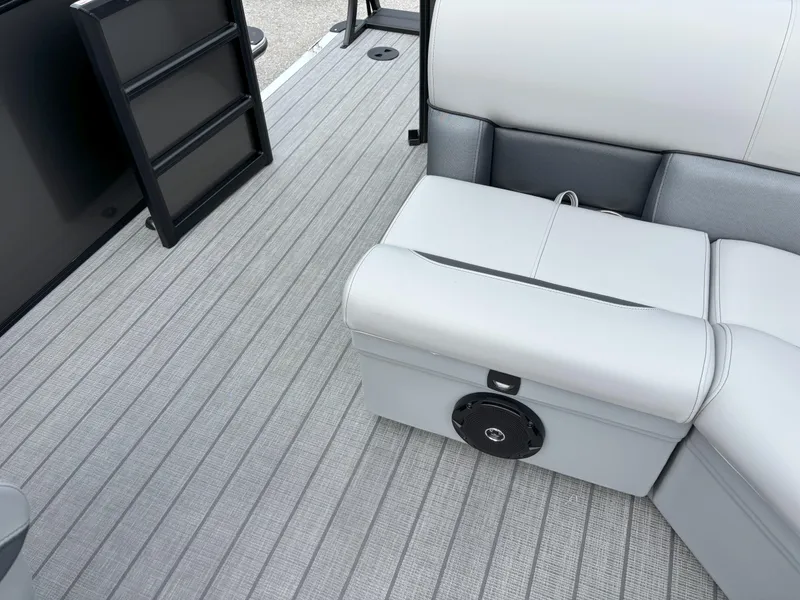 Slide: The Image of Bentley Pontoons Legacy 223 Navigator 2025 - 9