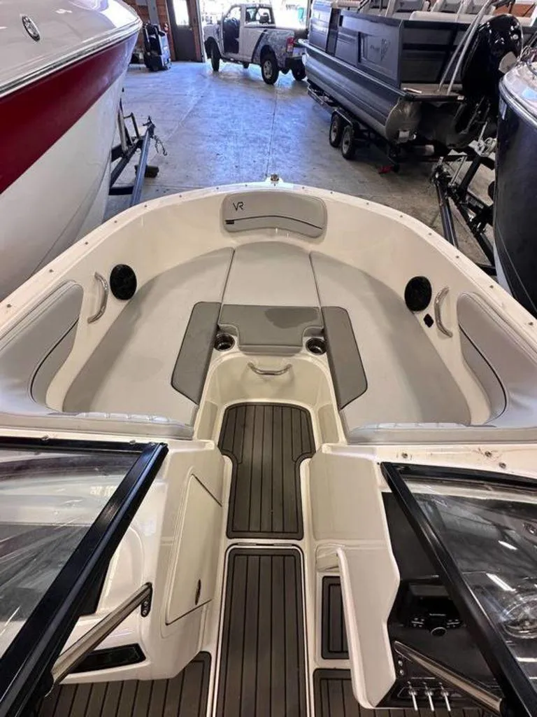 Slide: The Image of Bayliner VR4 BOWRIDER 2022 - 5