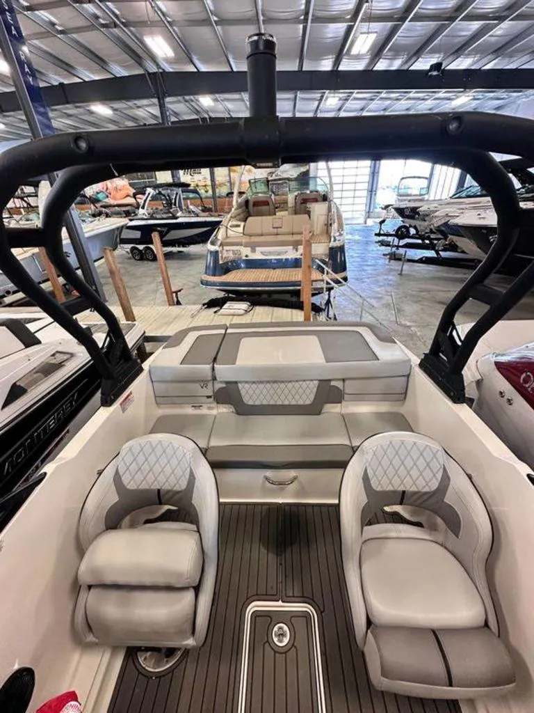 Slide: The Image of Bayliner VR4 BOWRIDER 2022 - 8