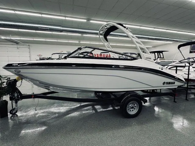 Slide: The Image of Yamaha 195S 2025 - 3