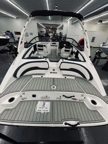 Slide: The Image of Yamaha 195S 2025 - 4