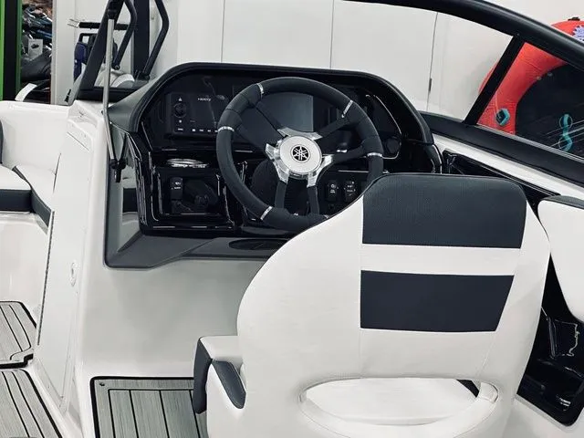 Slide: The Image of Yamaha 195S 2025 - 5