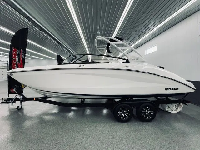 Slide: The Image of Yamaha 252S 2025 - 4