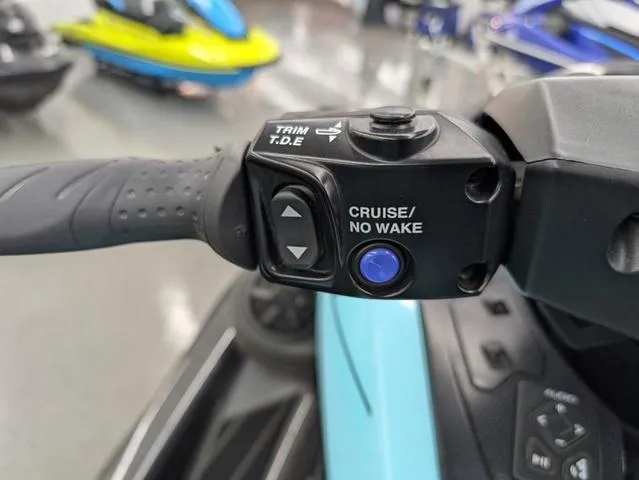 Slide: The Image of Handlebar controls of 2022 Yamaha WaveRunner FX Cruiser HO with audio system. - 6