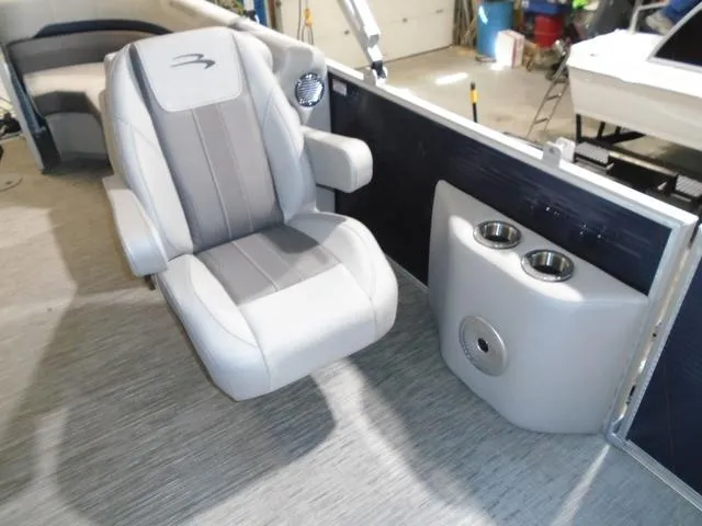 Slide: The Image of Captain's chair and cup holders on 2023 Bennington 23 SXSR pontoon boat. - 21