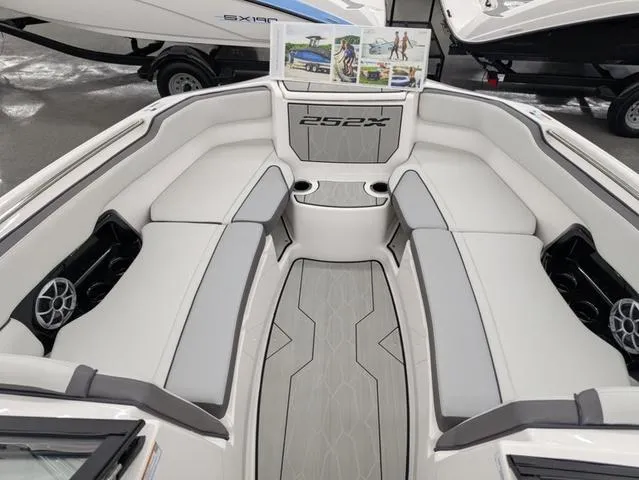 Slide: The Image of Yamaha 252XE 2024 - 6