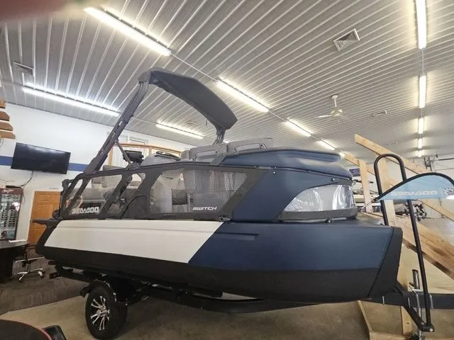 Slide: The Image of Sea-Doo Switch® Cruise 18 - 230 hp 2024 - 1