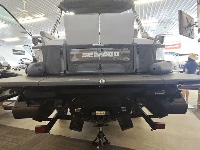 Slide: The Image of Sea-Doo Switch® Cruise 18 - 230 hp 2024 - 10