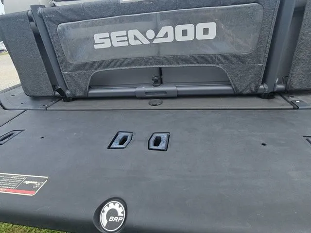 Slide: The Image of Sea-Doo Switch® Cruise 18 - 230 hp 2024 - 11