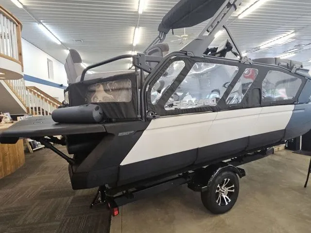 Slide: The Image of Sea-Doo Switch® Cruise 18 - 230 hp 2024 - 2