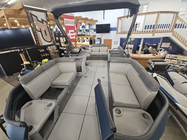 Slide: The Image of Sea-Doo Switch® Cruise 18 - 230 hp 2024 - 3