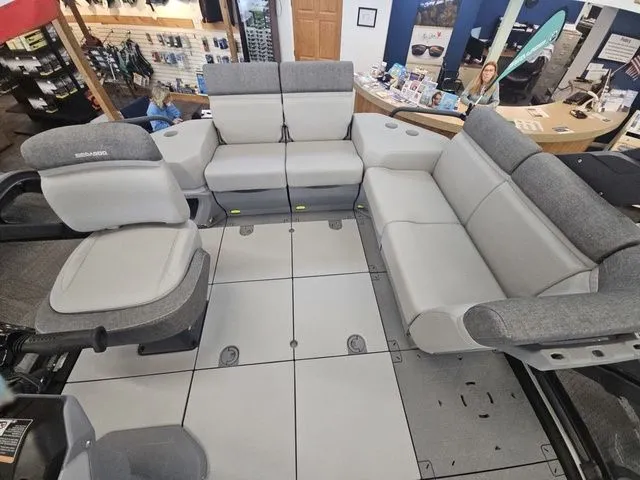 Slide: The Image of Sea-Doo Switch® Cruise 18 - 230 hp 2024 - 4