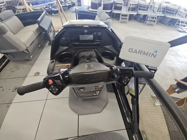 Slide: The Image of Sea-Doo Switch® Cruise 18 - 230 hp 2024 - 5