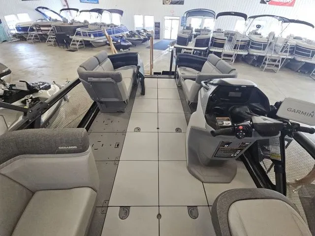 Slide: The Image of Sea-Doo Switch® Cruise 18 - 230 hp 2024 - 6